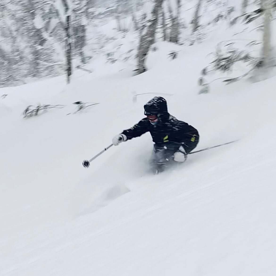 Esquiadora descendiendo por una pista nevada en Niseko, Japón